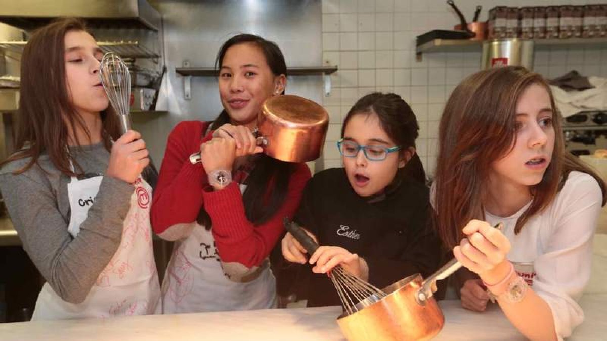 Las cuatro leonesas que participaron entre dieciséis seleccionados en todo el país por ‘Master Chef Júnior’, ayer en Cocinandos .
