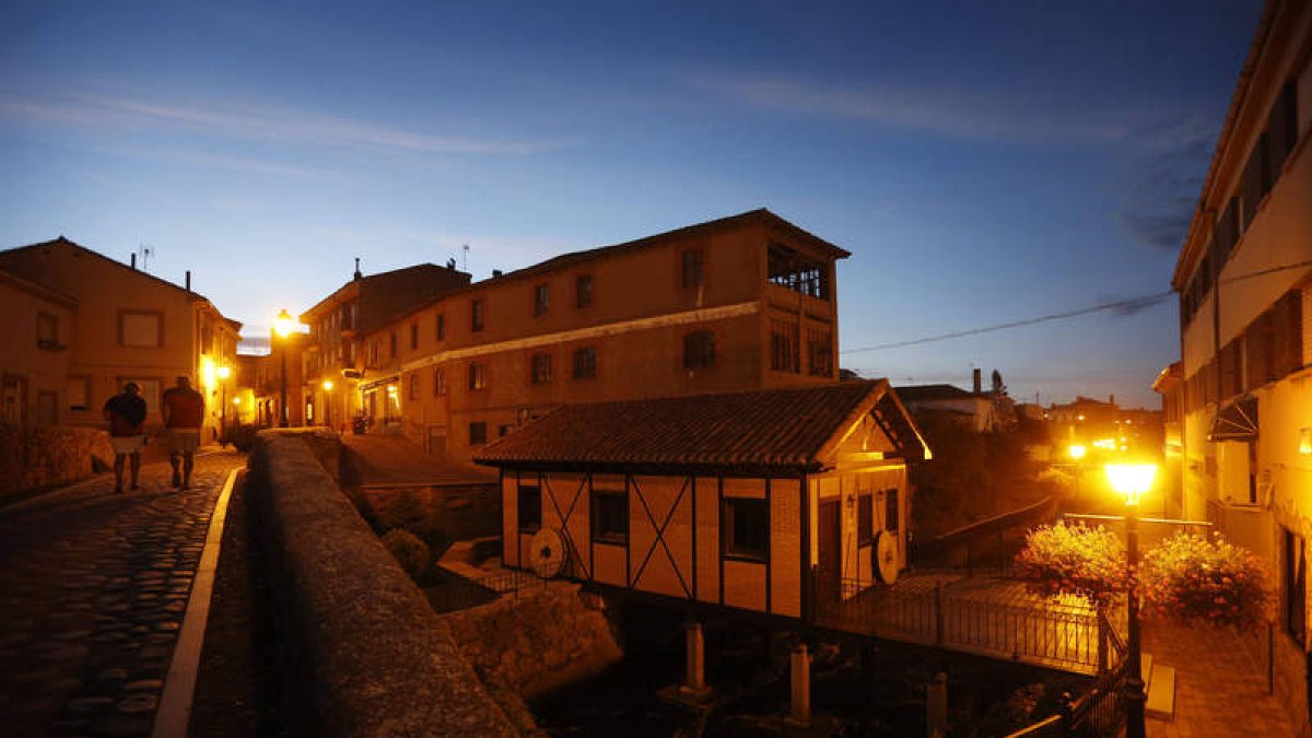 Lo que comenzó con apenas unos puestos y la firme intención de consolidarse dentro del calendario ferial de la provincia, es hoy una de las grandes ferias del dulce que pueden verse en España. Este año alcanza su undécima edición con la presencia de 37 ex