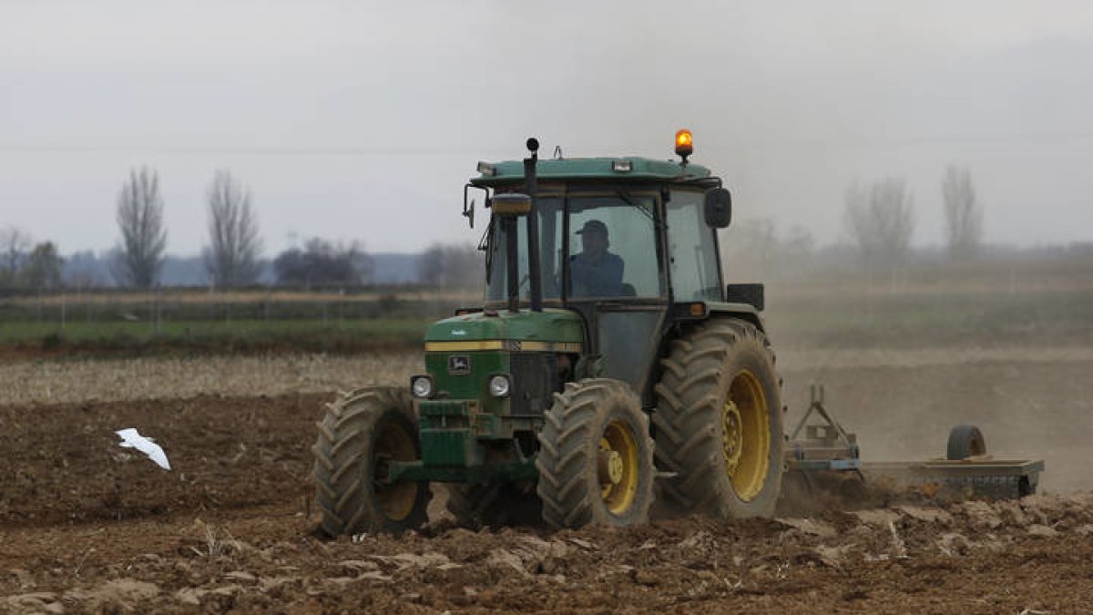 El agricultor fue herido por un tractor. JESÚS F. SALVADORES
