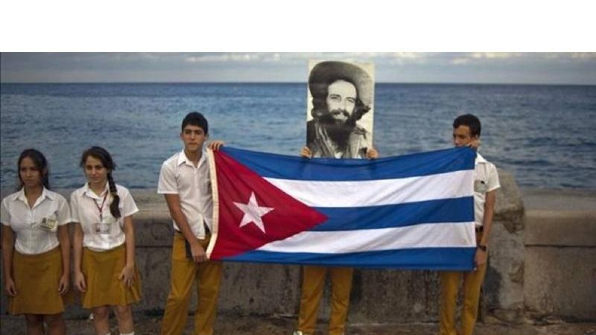 Estudiantes de La Habana en un acto institucional por el líder revolucionario Camilo Cienfuegos, este lunes.