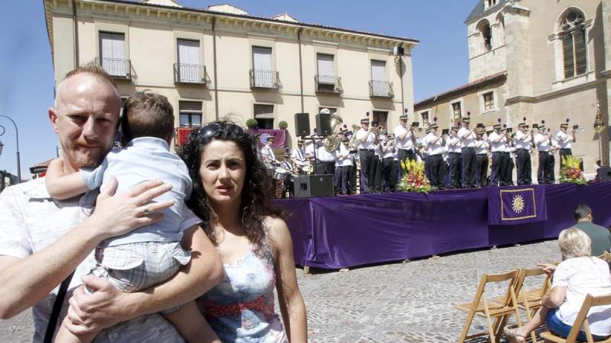 Tino y Conchy, ayer en el certamen de bandas organizado por JHS, junto al pequeño Nel.