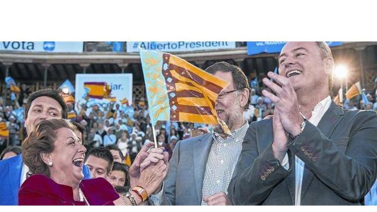 Barberá, exultante, con Rajoy y el presidente valenciano, Alberto Fabra, durante la campaña del 24-M, antes del batacazo del PP.