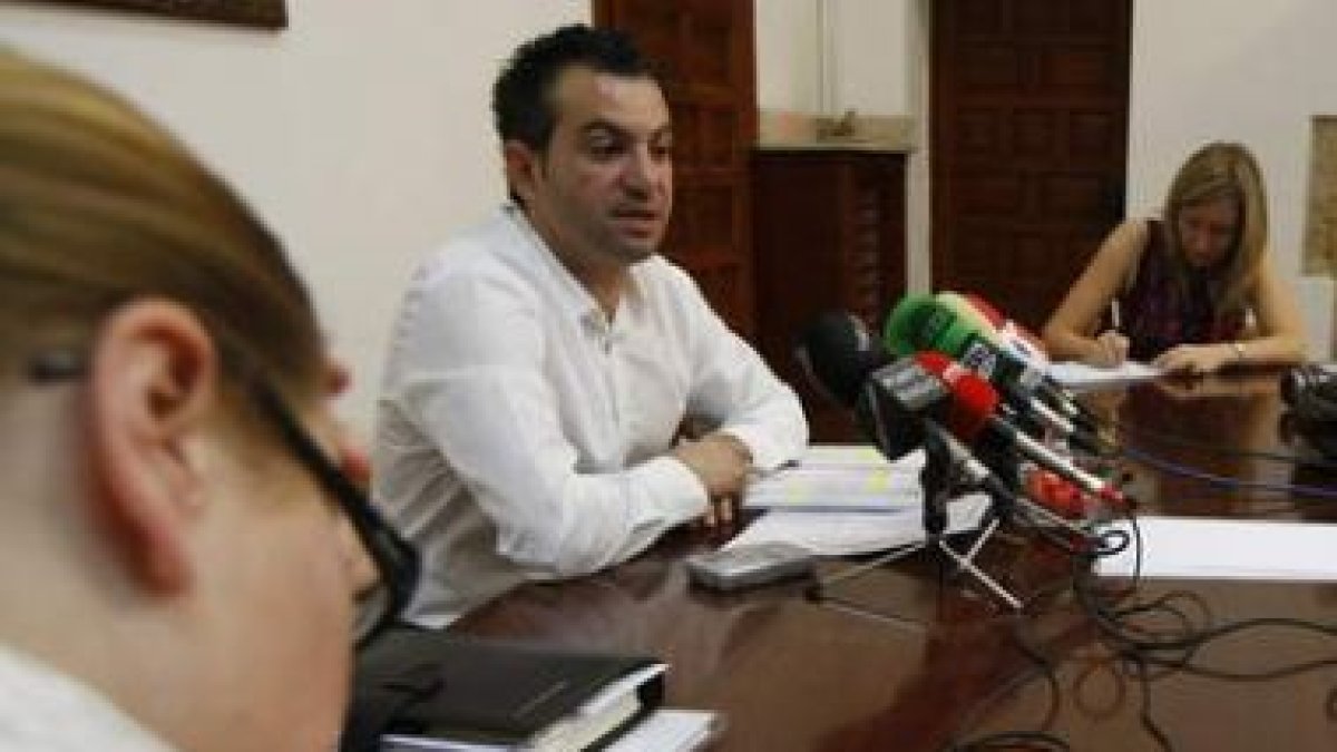 Sen compareció en el grupo del PSOE en la Diputación.