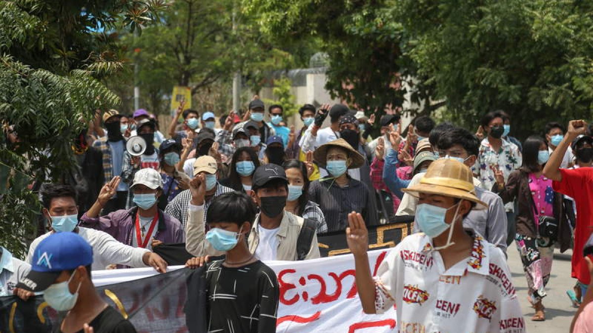 Una marcha multitudinaria anti-militar en Mandalay. STRINGER