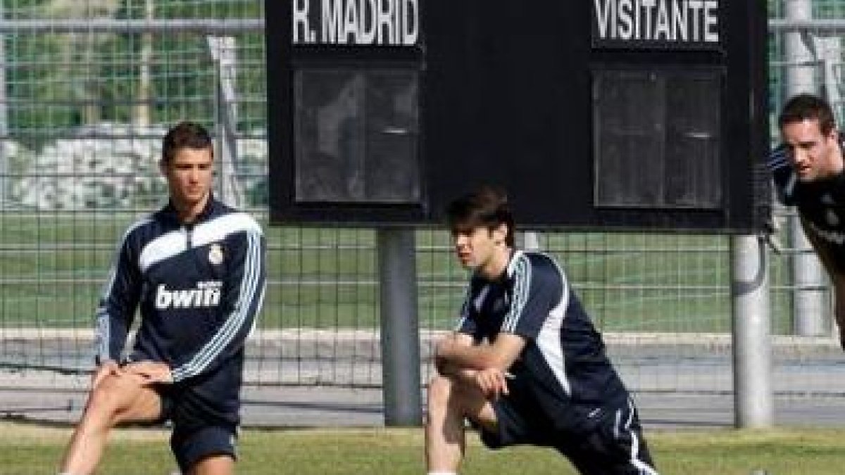 Cristiano Ronaldo (i) y Kaká (d), al comienzo de un entrenamiento del equipo blanco.