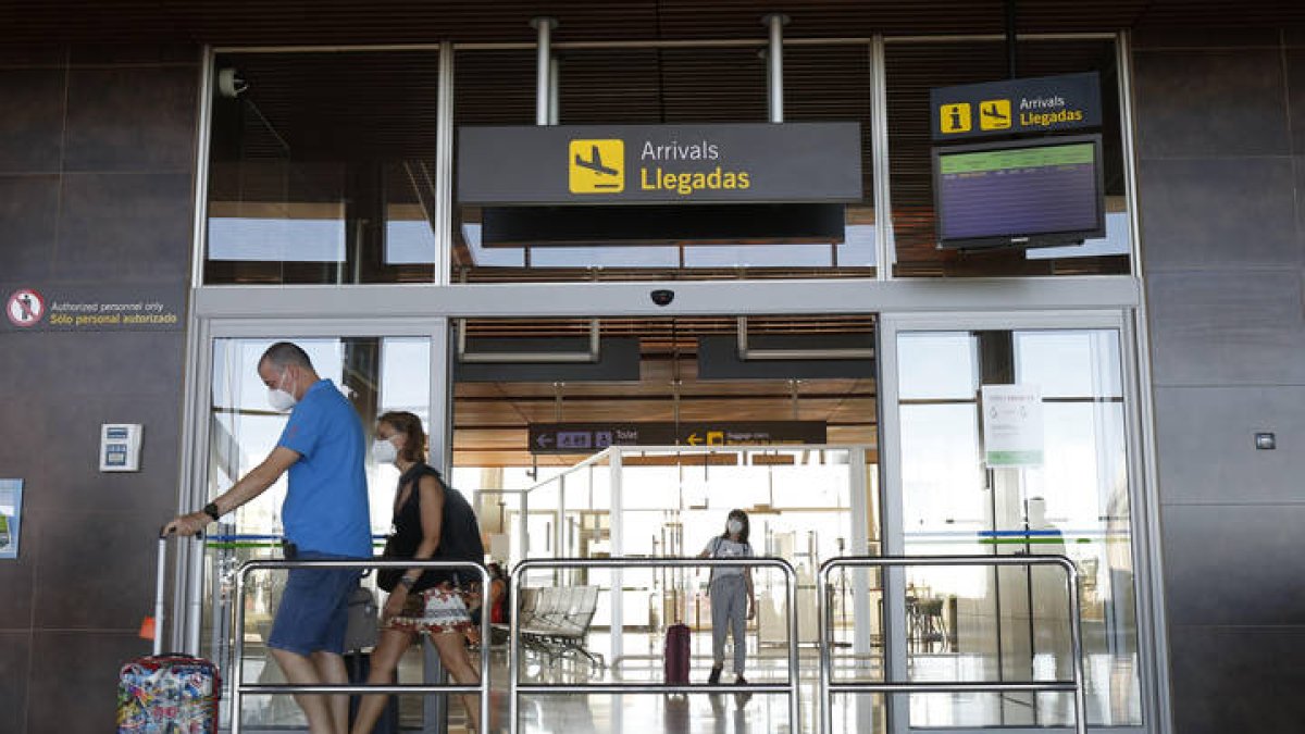 Primer vuelo en el aeropuerto de León. F. Otero Perandones.