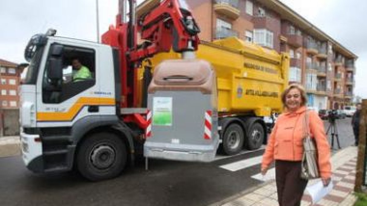 Ordás muestra cómo el recién estrenado camión de recogida eleva uno de los nuevos contenedores