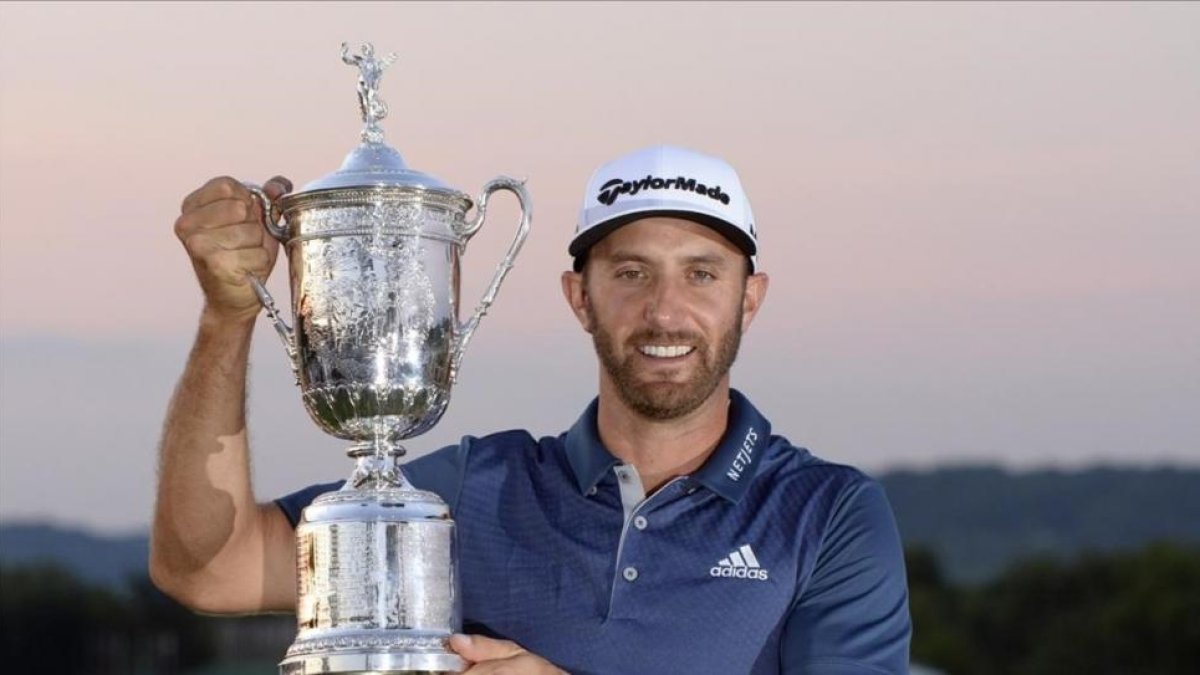 Dustin Johson posa junto al trofeo.