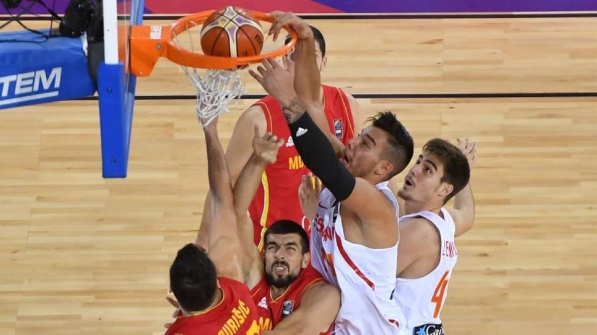 Willy Hernangómez machaca el aro de Montenegro ante su hermano Juancho