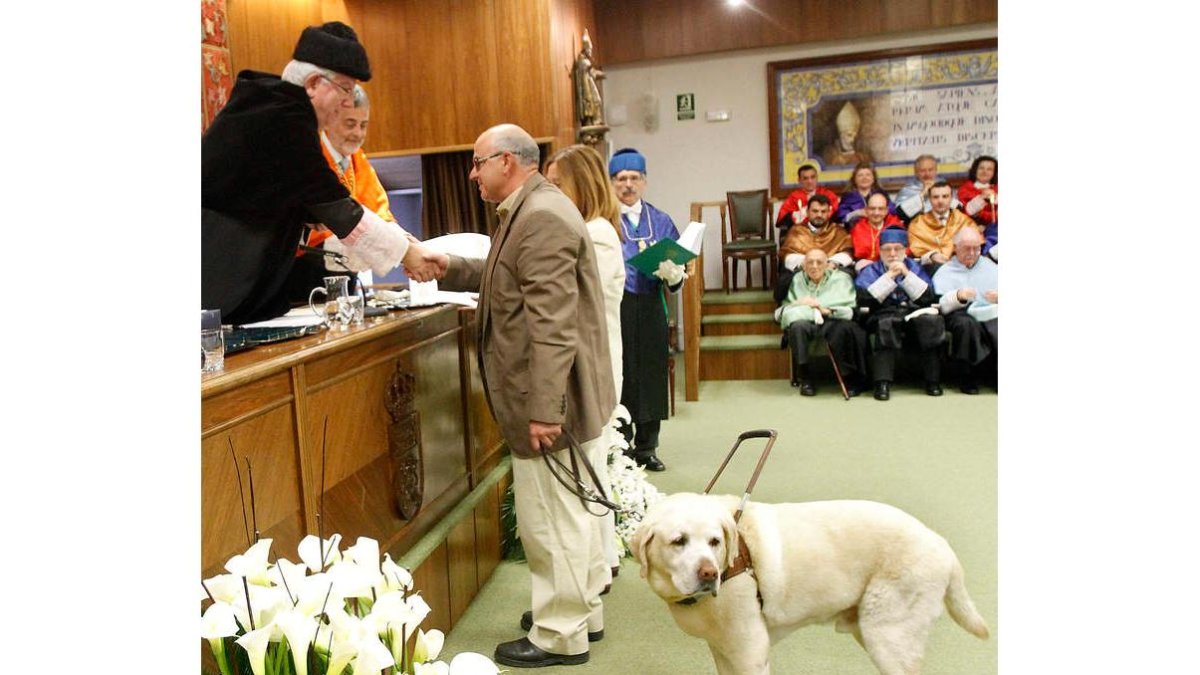 Luis, con su mujer Marta y su perro Chéster.