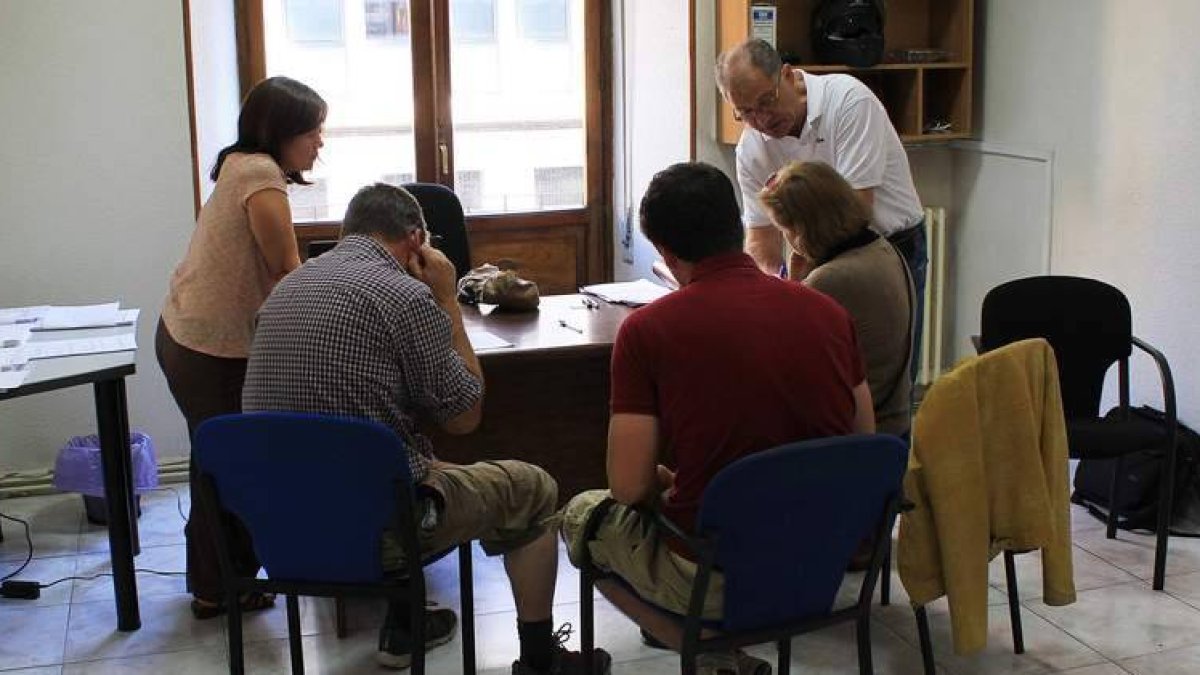 La plataforma de afectados por las preferentes comenzó a atender ayer a los ahorradores de la capital en la sede de UGT.