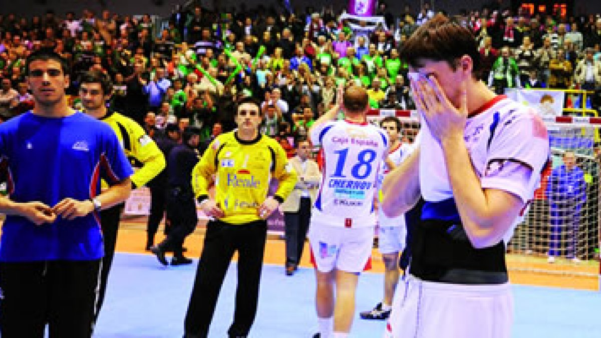 La decepción y la tristeza por haber perdido una Copa que tenían en la mano eran ayer evidentes
