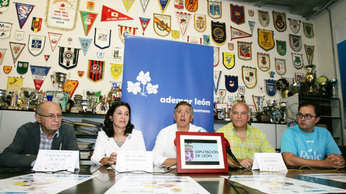 Los representantes de los ayuntamientos, junto a Tano Franco y Dani Gordo en el acto.