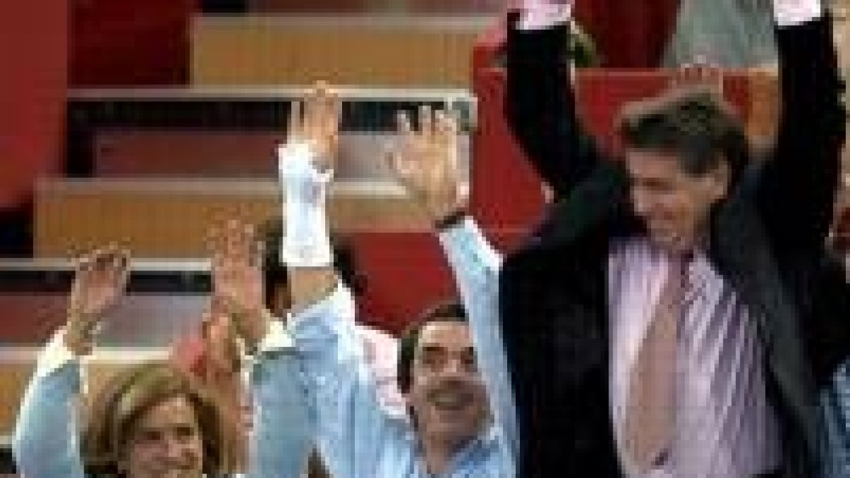 Ana Botella, José María Aznar y Manolo Santana hacen la ola en un momento del partido de Ferrero