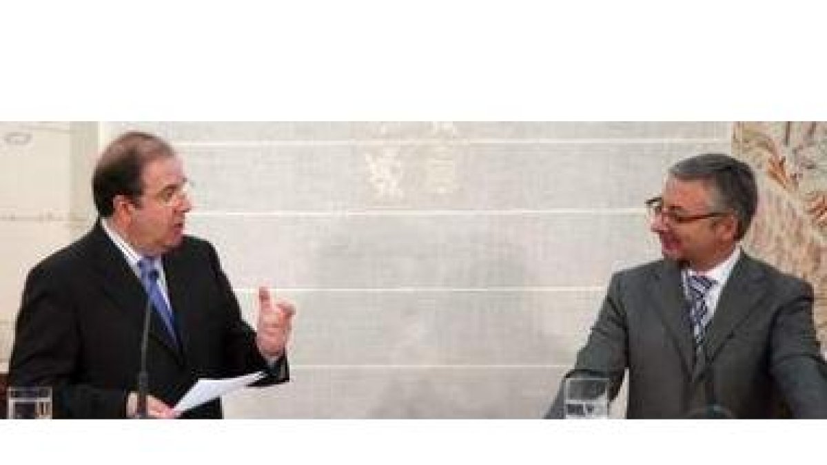El presidente Juan Vicente Herrera se dirige al ministro de Fomento, José Blanco, durante su compare
