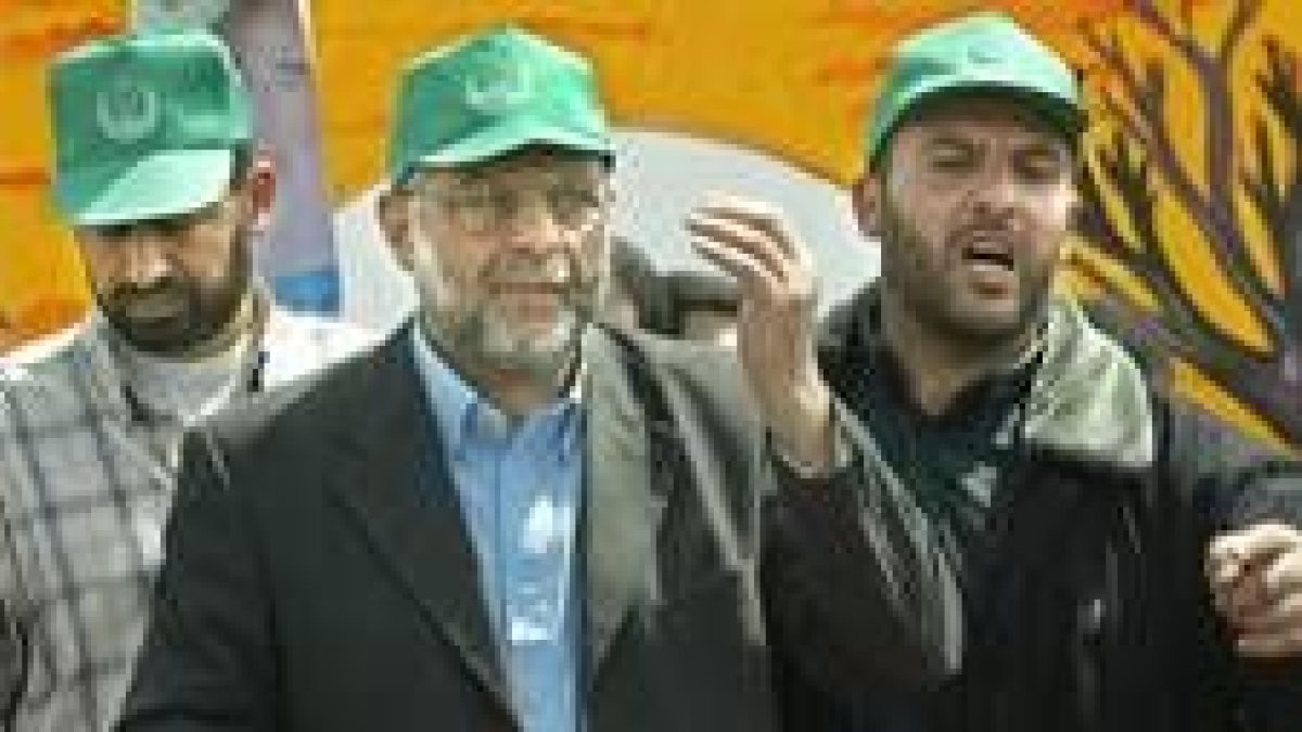 Abdel Asis Rantisi, en el centro, en el acto de ayer en Gaza