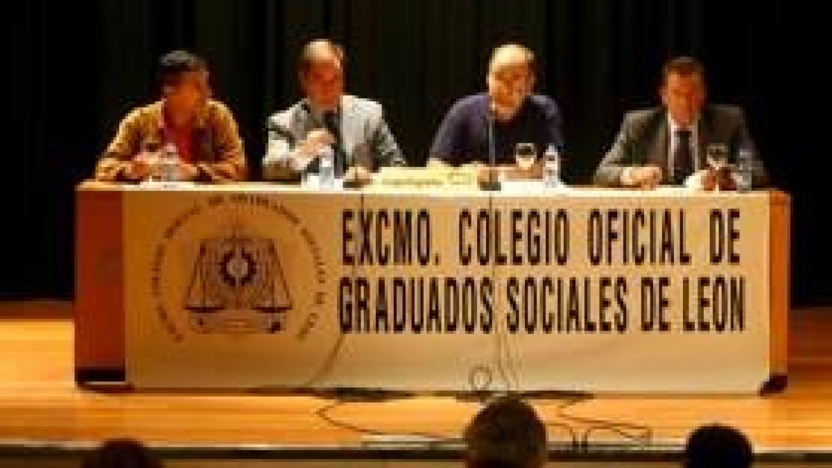Los intervinientes en la sesión de trabajo organizada ayer en la sede de Caja España de Ponferrada