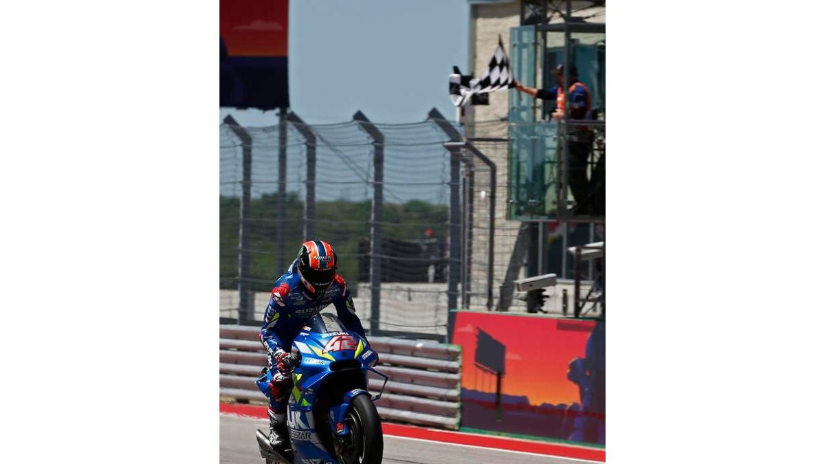 Álex Rins cruza como vencedor en la categoría de MotoGP. SMITH