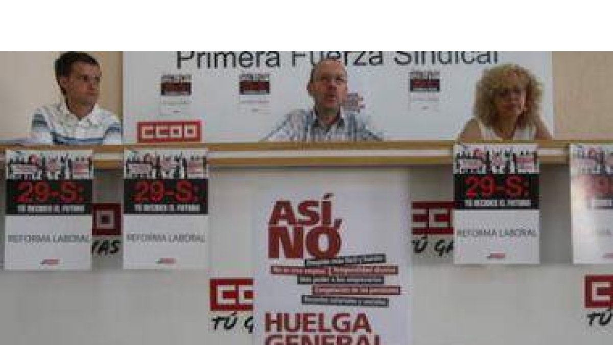 Diego Hierro, trabajador del área de juventud, Ignacio Fernández y Rosa Castro durante la presentaci
