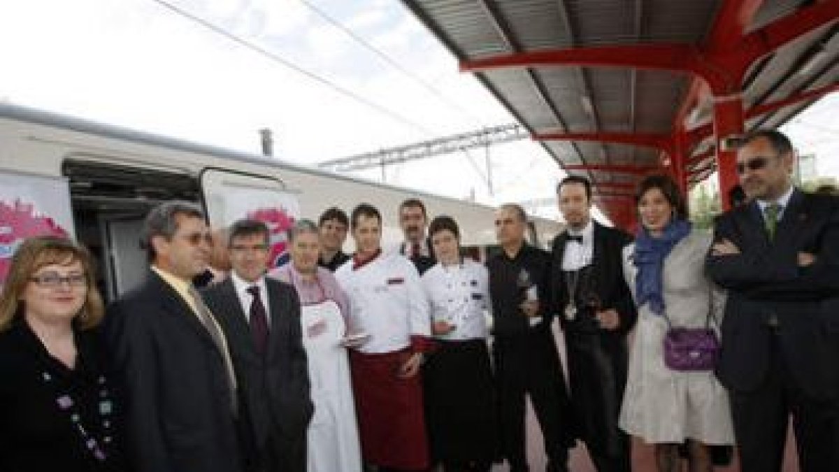 El alcalde, tercero por la izquierda, junto a los hosteleros que hicieron la promoción en Chamartín
