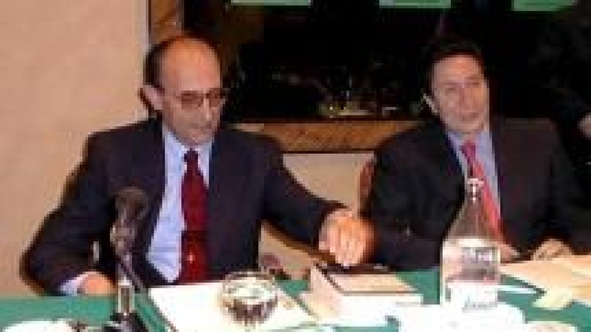 Roberto García-Calvo, a la izquierda, durante la celebración de unas jornadas jurídicas, en Marbella
