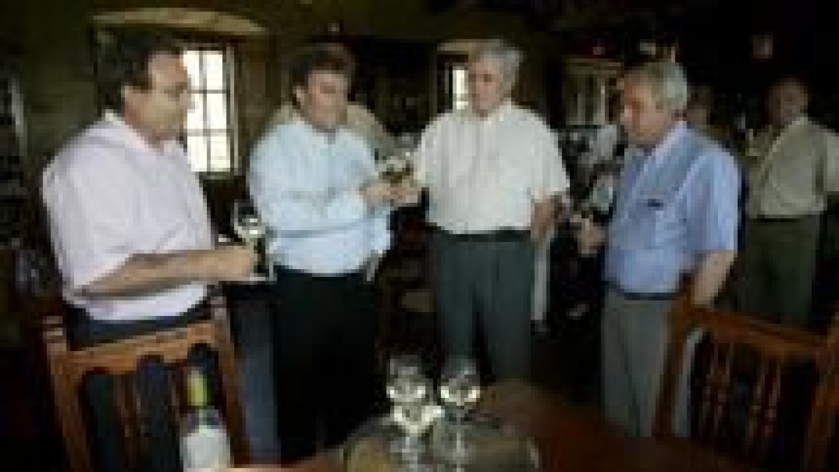 Empresarios y responsables del Consejo Regulador celebraron el Día del Vino con una comida en Canedo