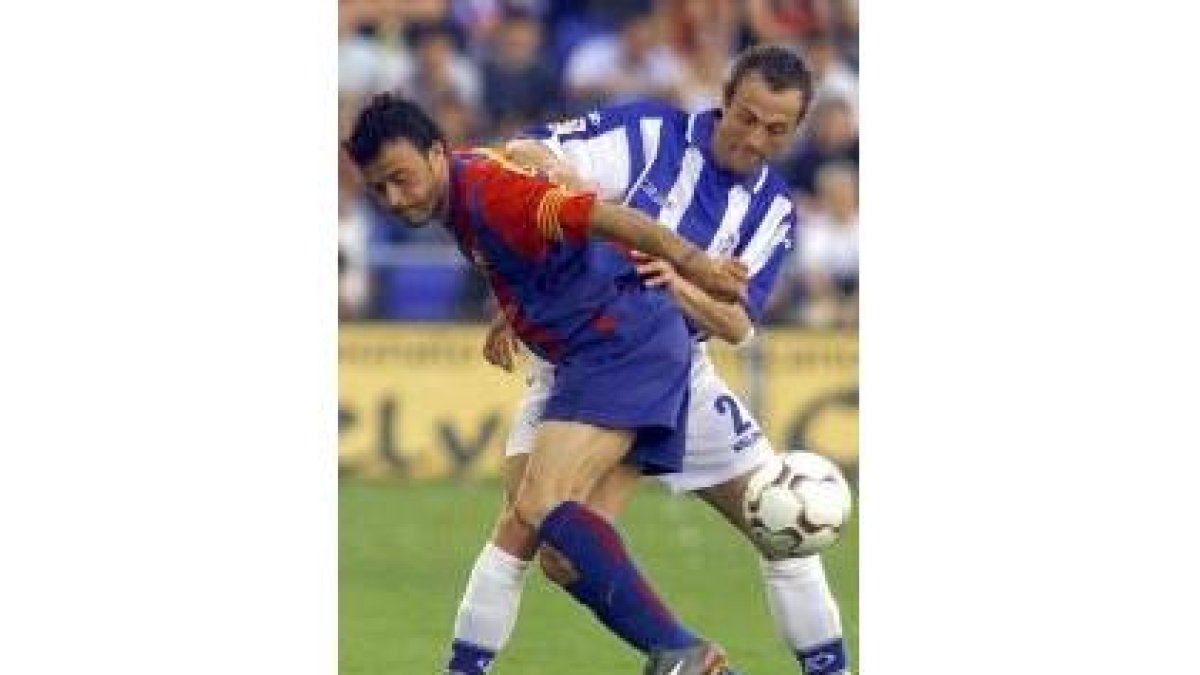 El barcelonista Luis Enrique, a la izquierda, y Espínola, disputan un balón