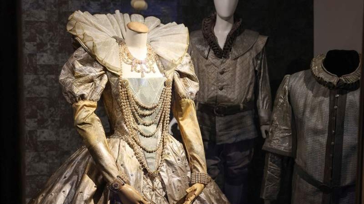 Exposición de uno de los vestidos de la Ópera de Viena que saldrán a subasta. KATHARINA SCHIFFL