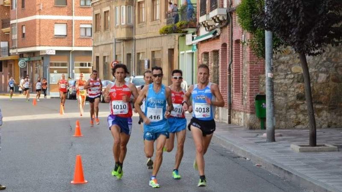 Alberto, Serrano, Vázquez y Gabela, grupo cabecero de la carrera roblana.