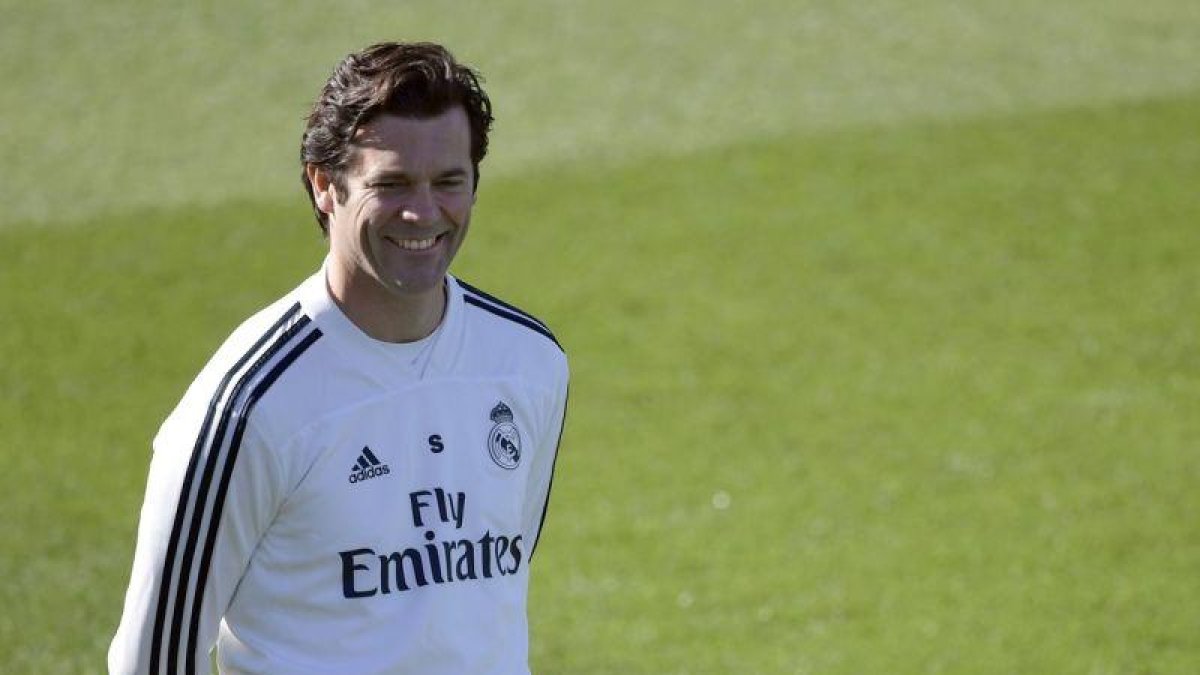 El técnico madridista Santiago Solari en el último entrenamiento antes del clásico de la Liga.