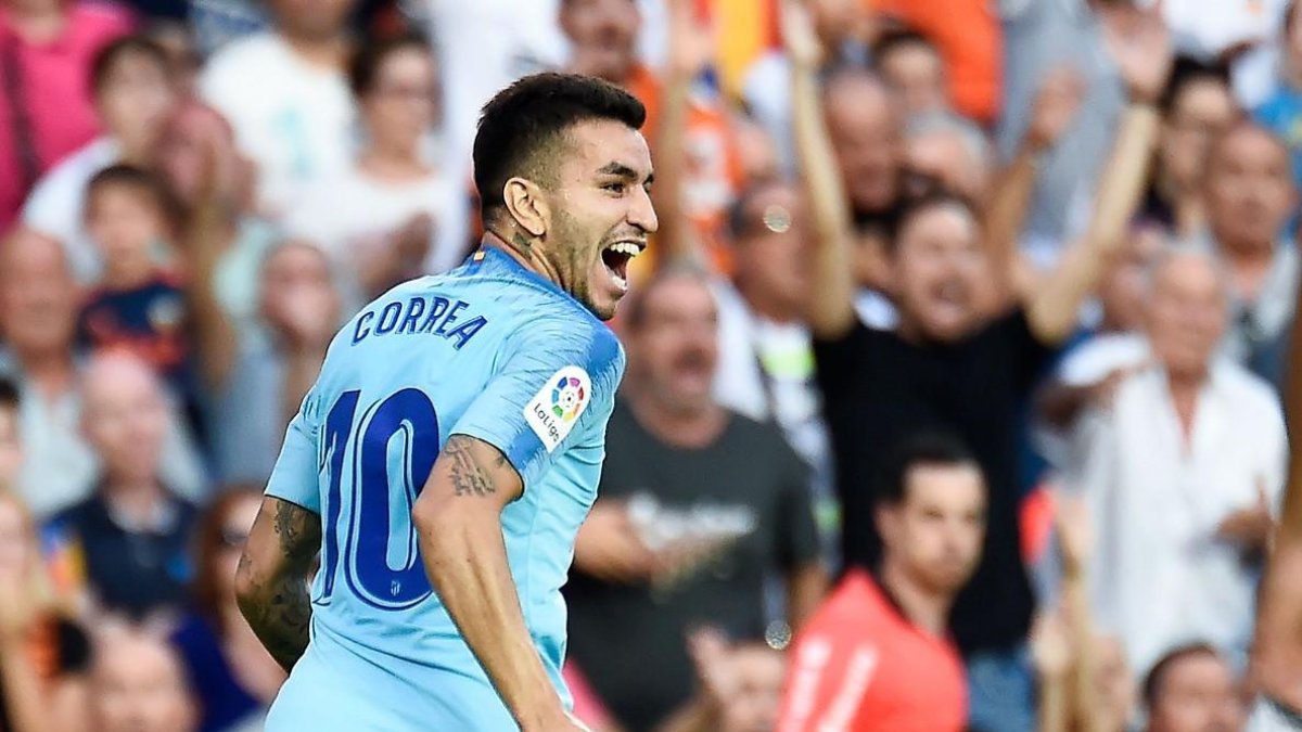 Correa celebra su gol en Mestalla ante el Valencia.