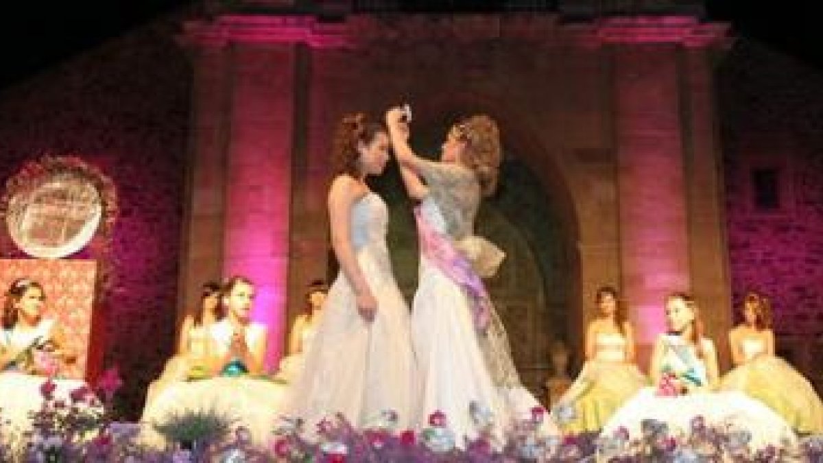 La torre de la Santa María sirvió de escenario a la coronación de Natalia Montero.