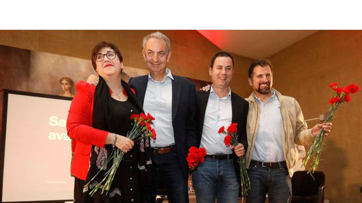 CAmino Cabañas, junto a José Luis Rodríguez Zapatero, Luis Tudanca y Javier Alfonso Cendón, en la casa de cultura de Pinilla. FERNANDO OTERO