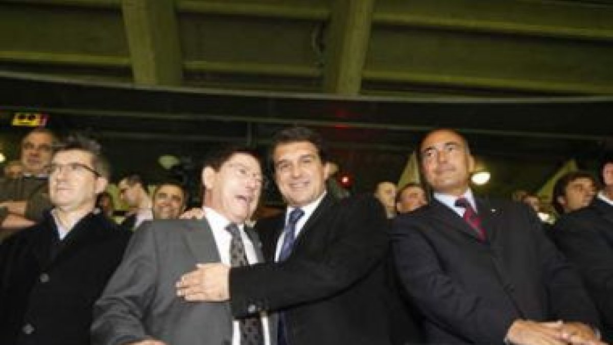 Joan Laporta saluda a Domingo Cueto en presencia del alcalde de León.