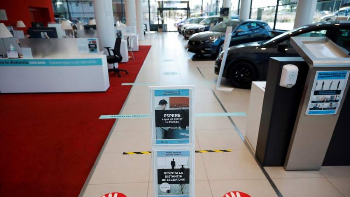 Un concesionario de vehículos en Madrid, con todas las medidas contra el coronavirus. DAVID FERNÁNDEZ