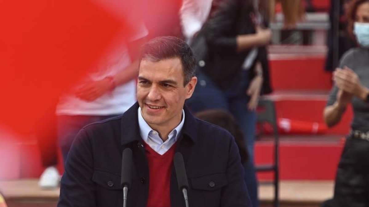 El presidente del Gobierno, Pedro Sánchez, aplaudido en una de sus intervenciones públicas. FERNANDO VILLAR