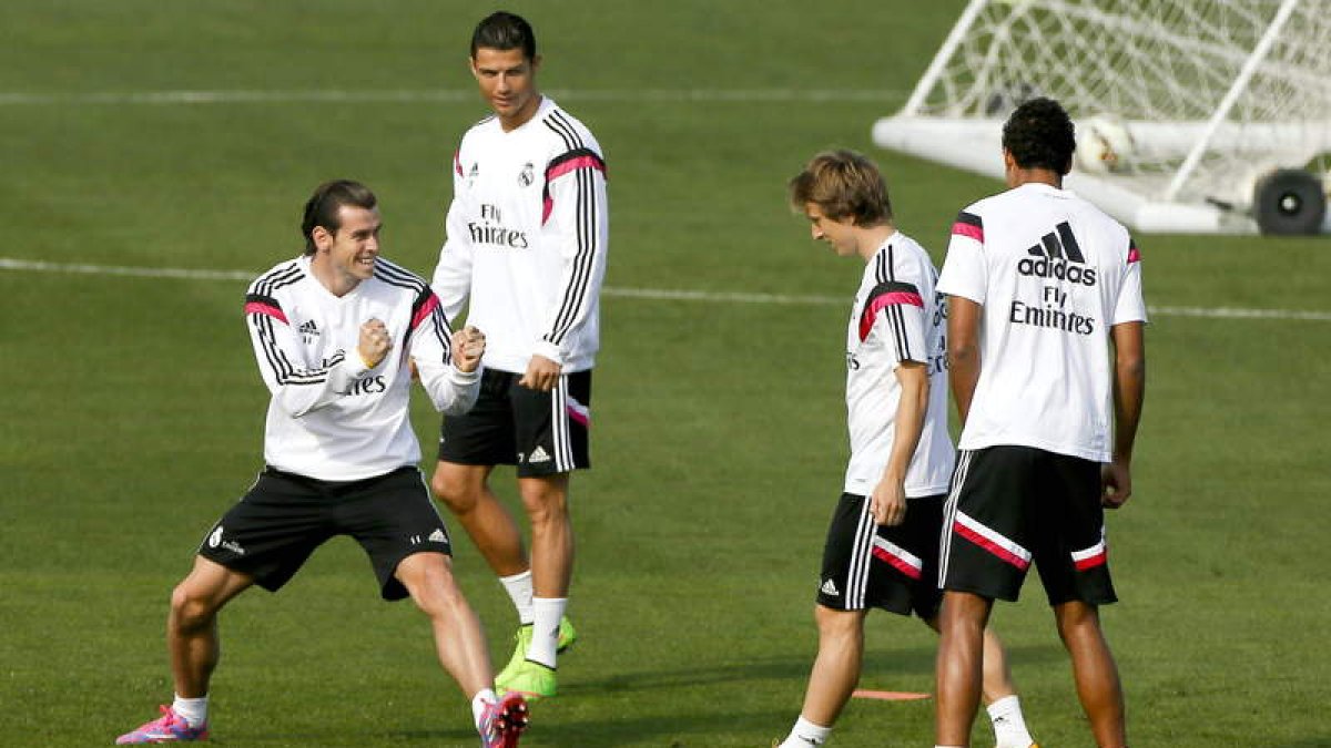 Bale, a la izquierda, ha vuelto a entrenar con el equipo.