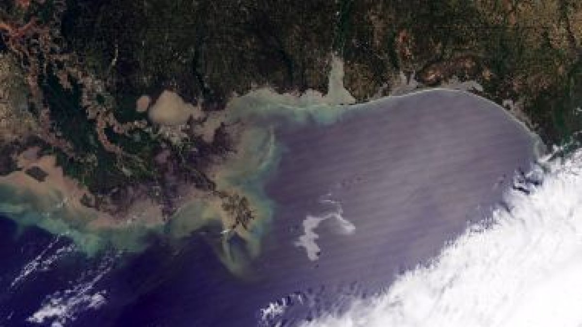 La mancha de petróleo sobre las aguas del golfo de México.