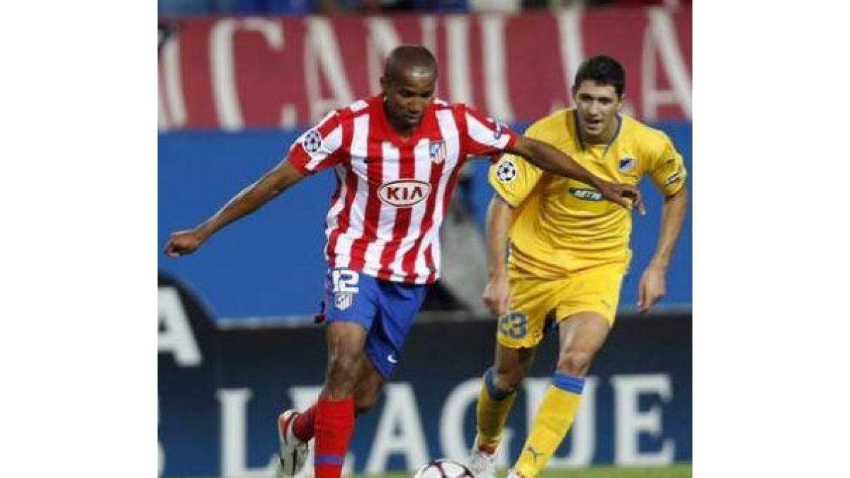 El Atlético Paulo Assunç£o da Silva controla el balón.