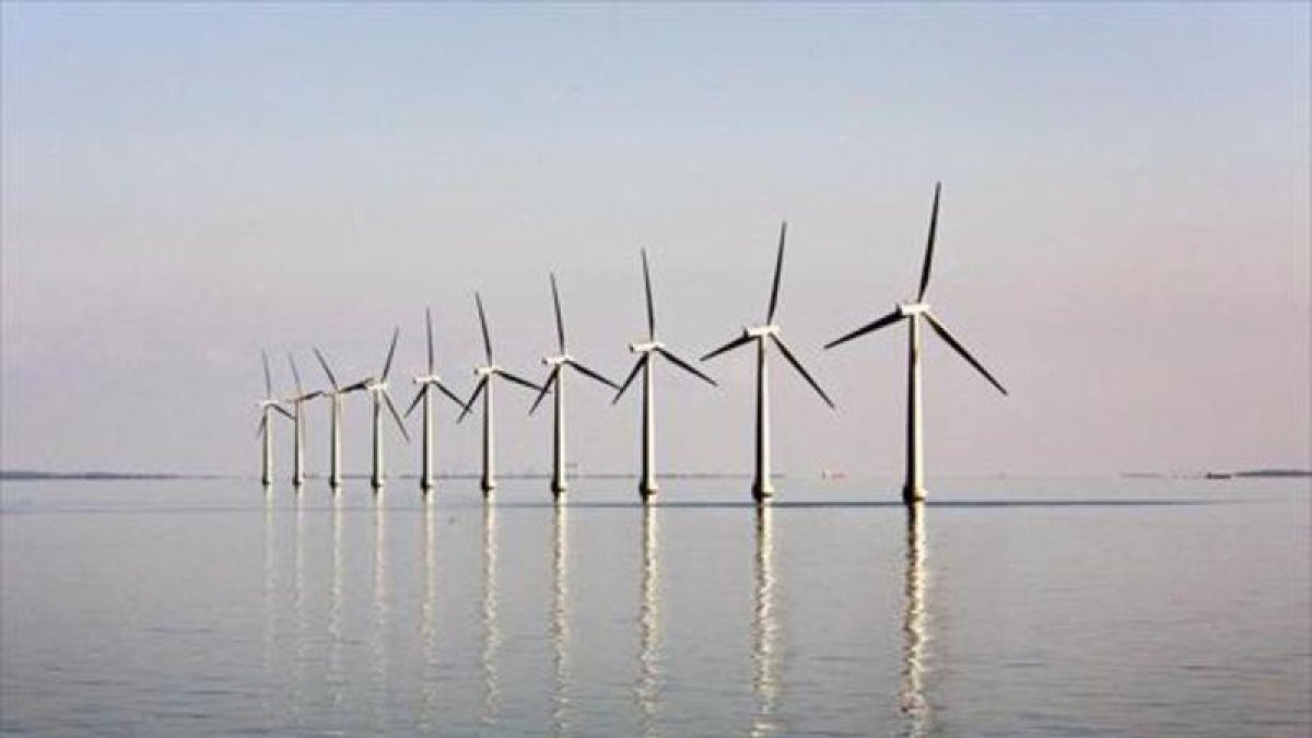 Apuesta por las renovables// Un parque eólico marino cerca de la isla danesa de Samso.
