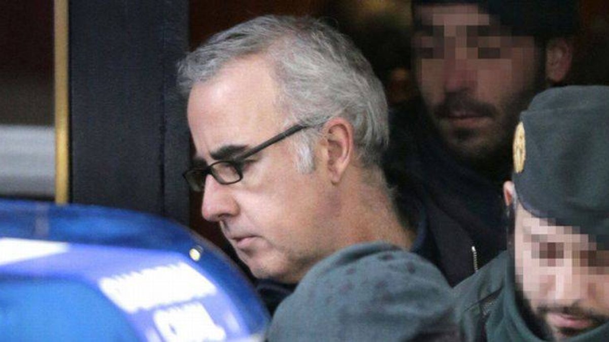 Alfonso Basterra sale de su casa detenido por la policía, el pasado diciembre en Santiago.