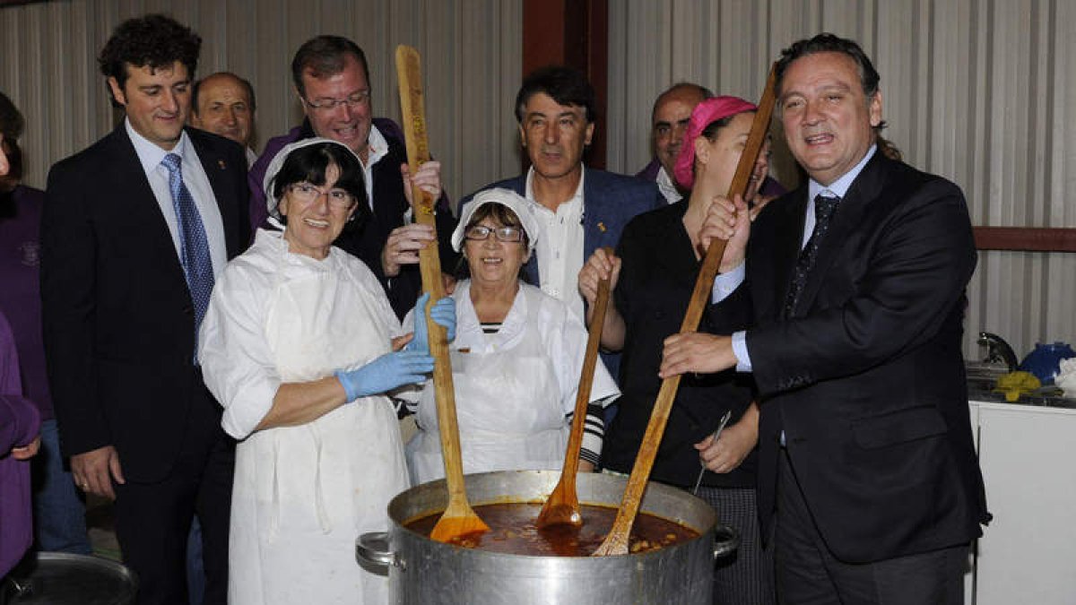 Las autoridades sirven la primera ración en presencia de los cocineros.