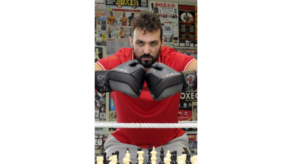 Jonatan Rodríguez, con los guantes de boxeo y ante un tablero de ajedrez.