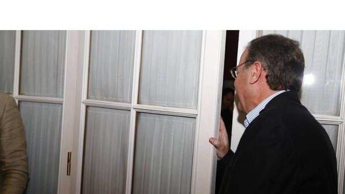 Antonio Silván saliendo del acto en el que se presentó oficialmente como candiadto