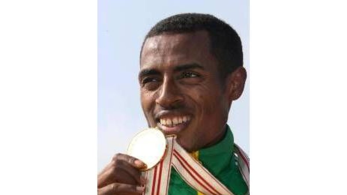Bekele, con una de las medallas conseguidas ayer