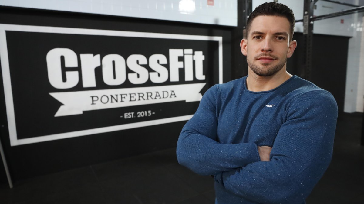 Javier Abad, en el box de Crossfit Ponferrada en el que entrena. L. DE LA MATA