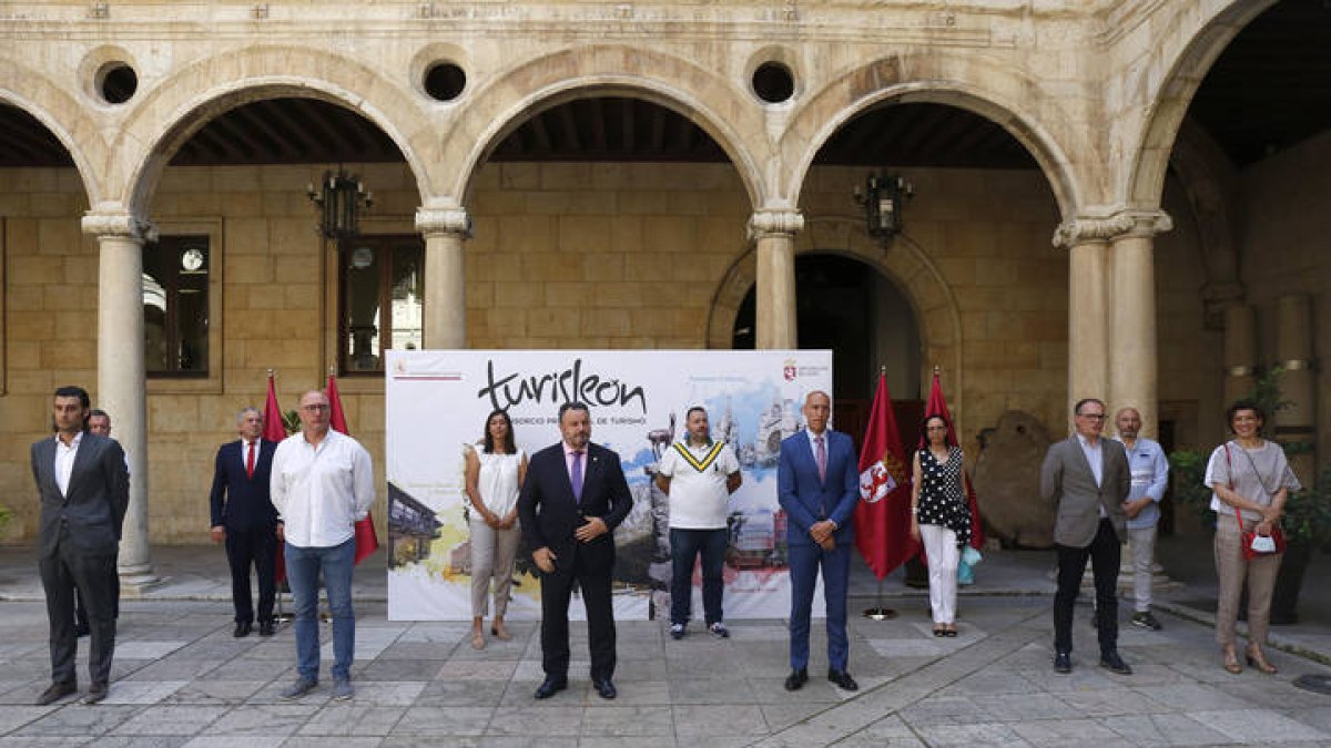 Presentación oficial de la Mesa del Turismo de León en la Diputación. FERNANDO OTERO