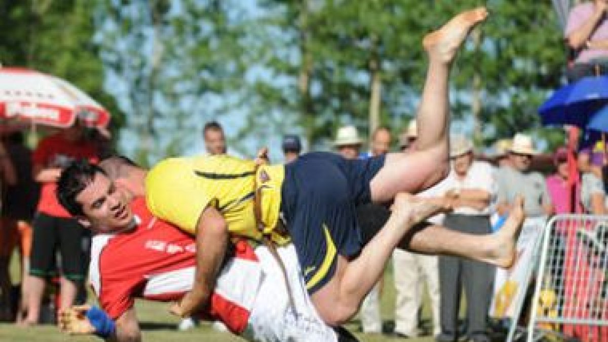Pedro Llamas «El Polvorilla», en combate de previa ganado a Adrián García.