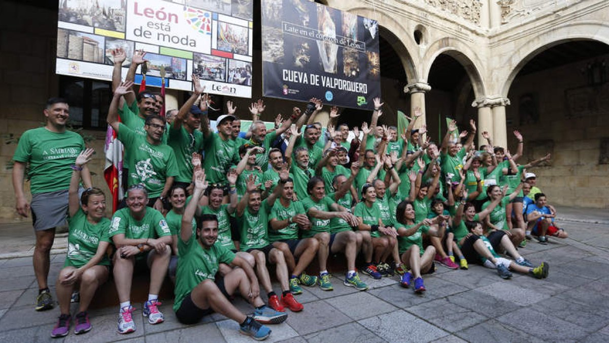 El grupo de ‘A Santiago contra el Cáncer’ fue recibido en la Diputación por autoridades provinciales y locales. JESÚS F. SALVADORES