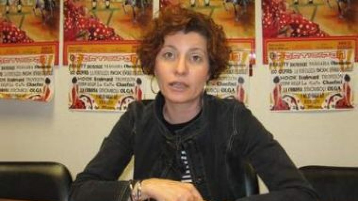 La presidenta del Patronato Municipal de Fiestas de Bembibre, Nancy Prada, en la presentación de la